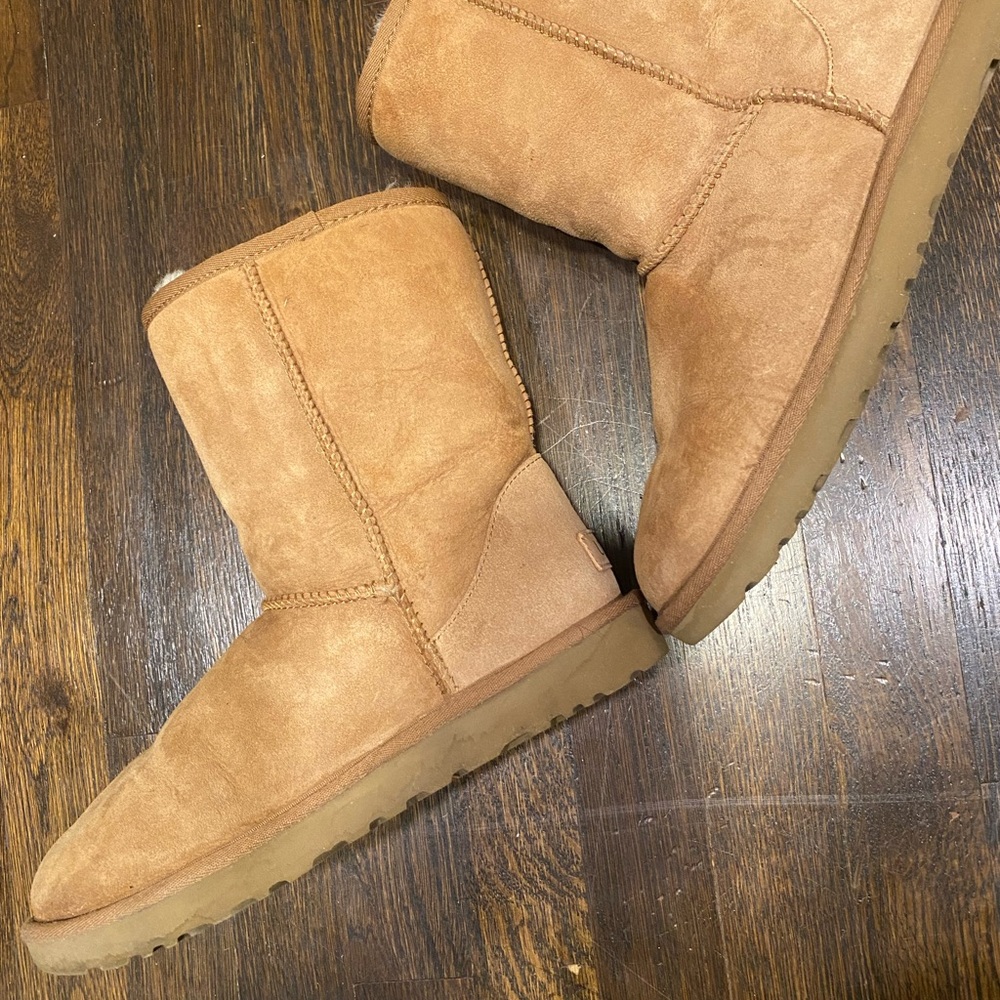 Ugg classic short boot size 9 - Picture 3 of 4